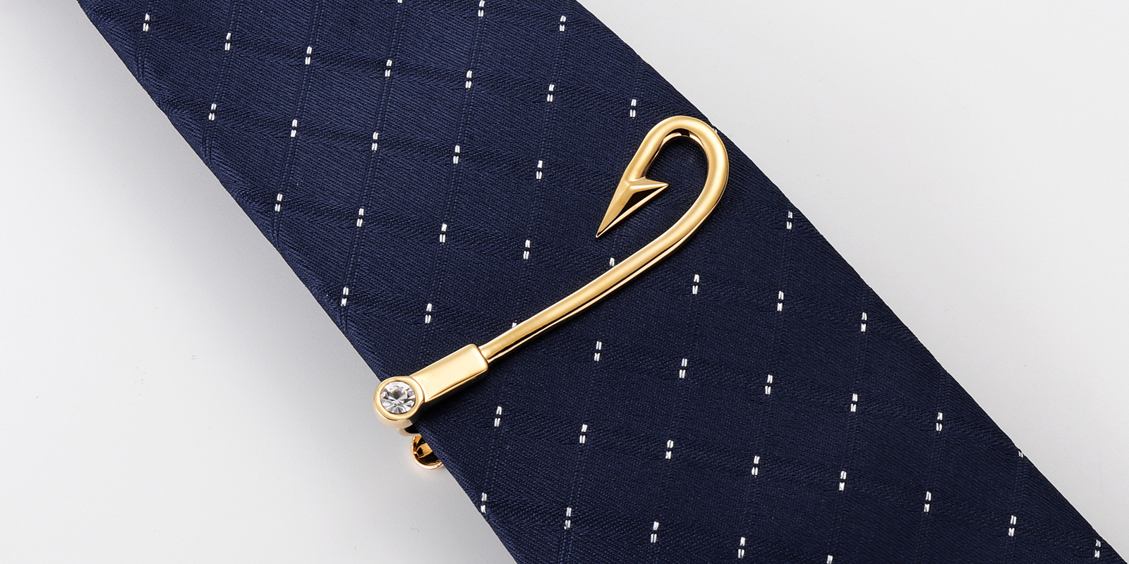 What Are The Specific Guidelines For Wearing A 2.2'' Tie Clip?